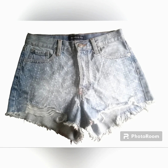 Aeropostale Low Rise Light Wash Textured Chevron Boyfriend Shorts Size 0 - Picture 3 of 7